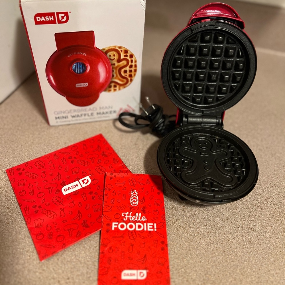 DASH - Gingerbread Man Mini Waffle Maker - Picture 3 of 4